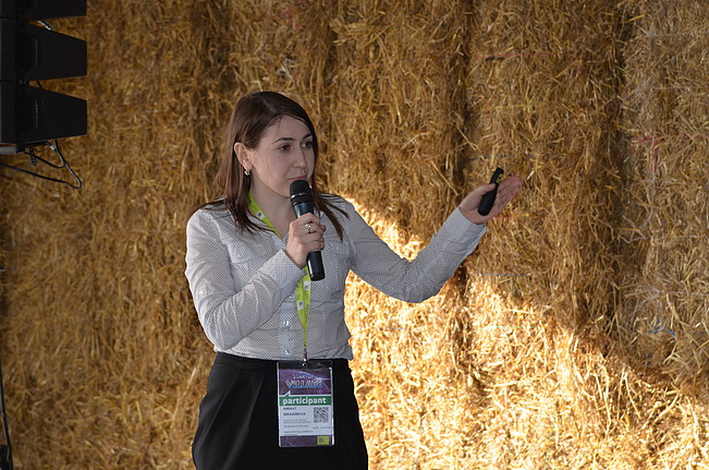 mina Ibragimova presenting the MineGenics project on the semifinal at Skolkovo StartUp Village Competition.